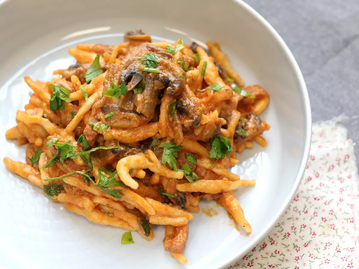 Pasta alla boscaiola, hidangan utama yang ideal untuk musim gugur dan musim dingin - foto 2