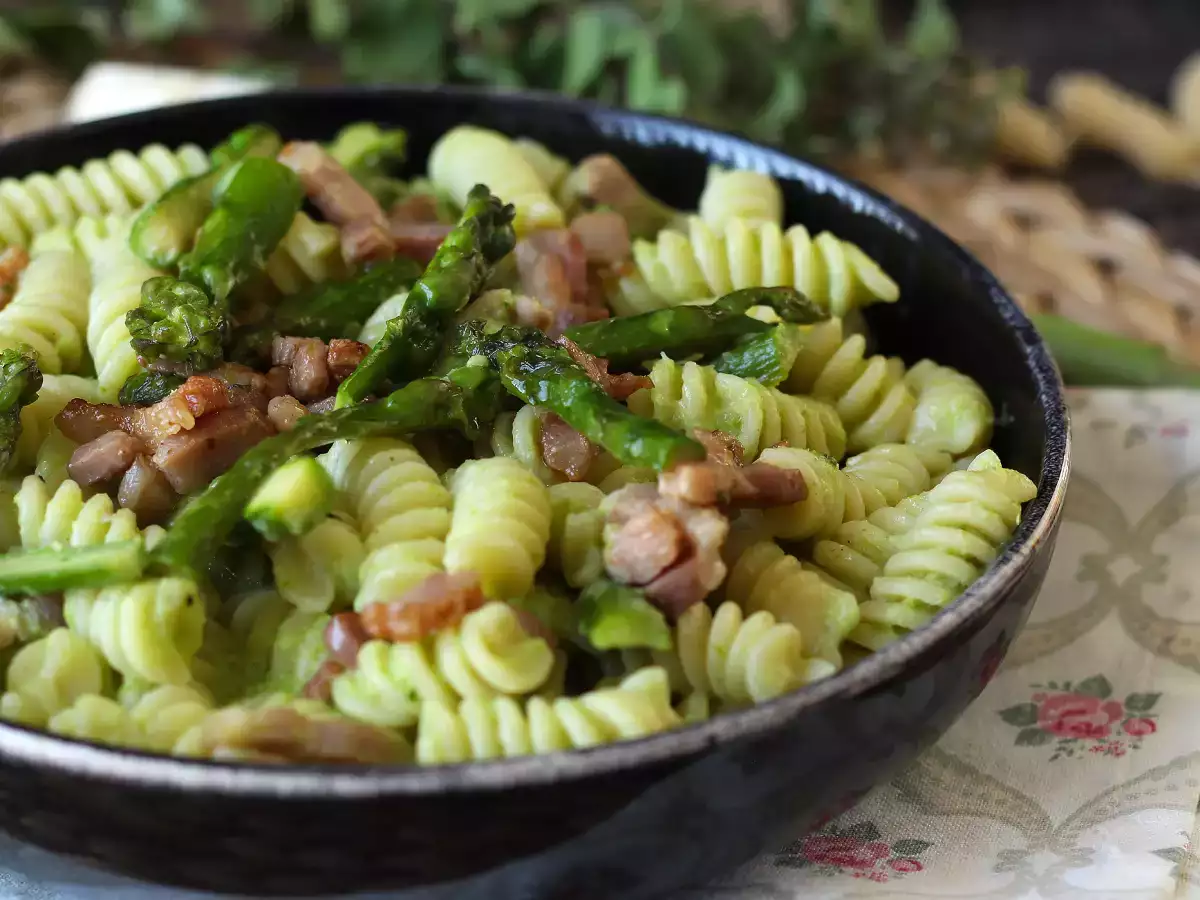 Pasta asparagus dan bacon yang lembut: resep yang mudah dan lezat - foto 2