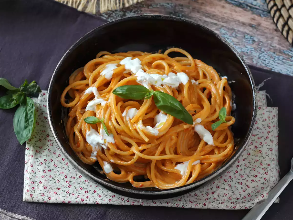 Pasta creamy dengan burrata dan tomat ceri - foto 4