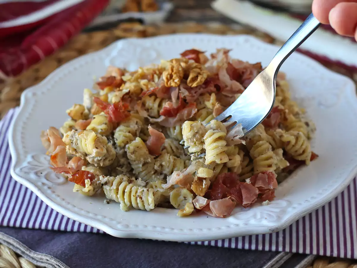 Pasta creamy dengan radicchio, speck renyah, dan kenari: resep cepat yang menggugah selera - foto 2