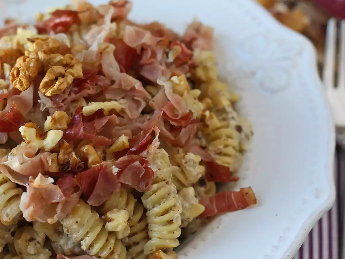 Pasta creamy dengan radicchio, speck renyah, dan kenari: resep cepat yang menggugah selera - foto 3