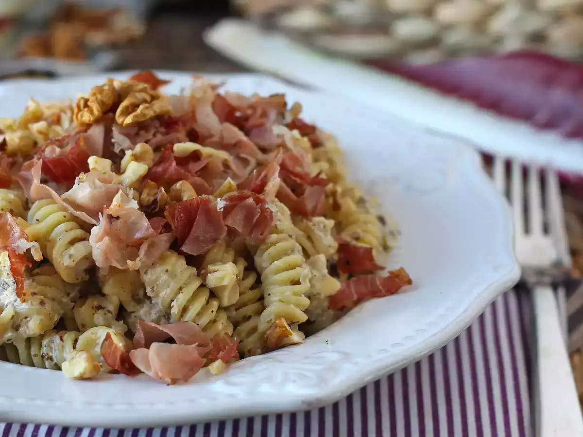Pasta creamy dengan radicchio, speck renyah, dan kenari: resep cepat yang menggugah selera - foto 4