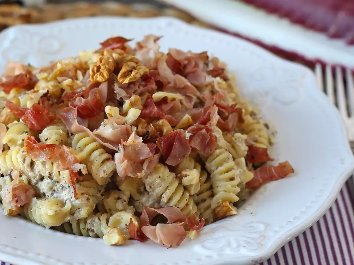 Pasta creamy dengan radicchio, speck renyah, dan kenari: resep cepat yang menggugah selera - foto 5