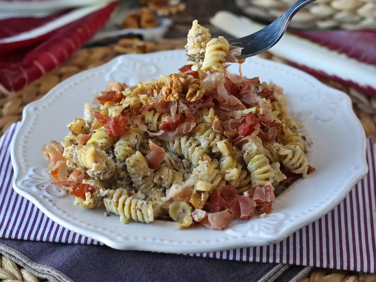 Pasta creamy dengan radicchio, speck renyah, dan kenari: resep cepat yang menggugah selera - foto 6