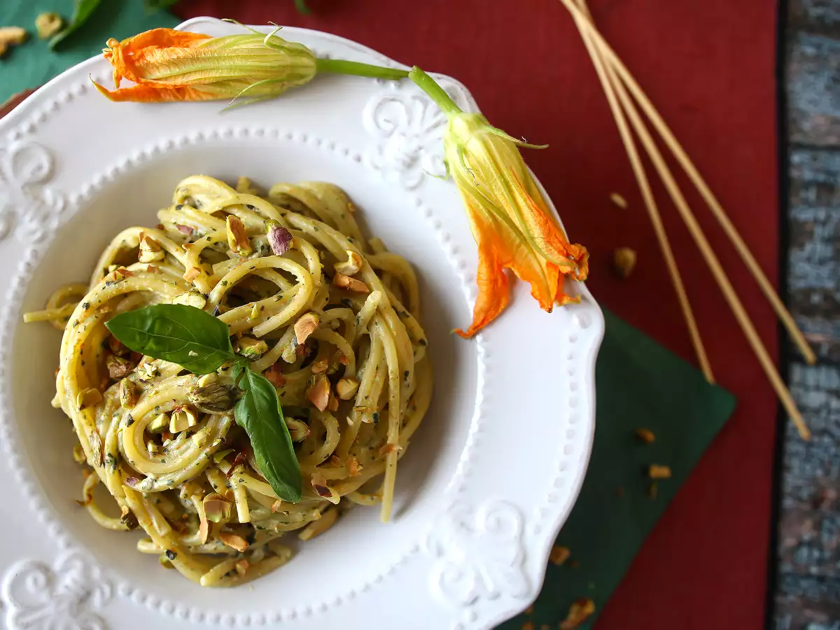Pasta dengan bunga cukini, ricotta, dan pistachio - foto 2