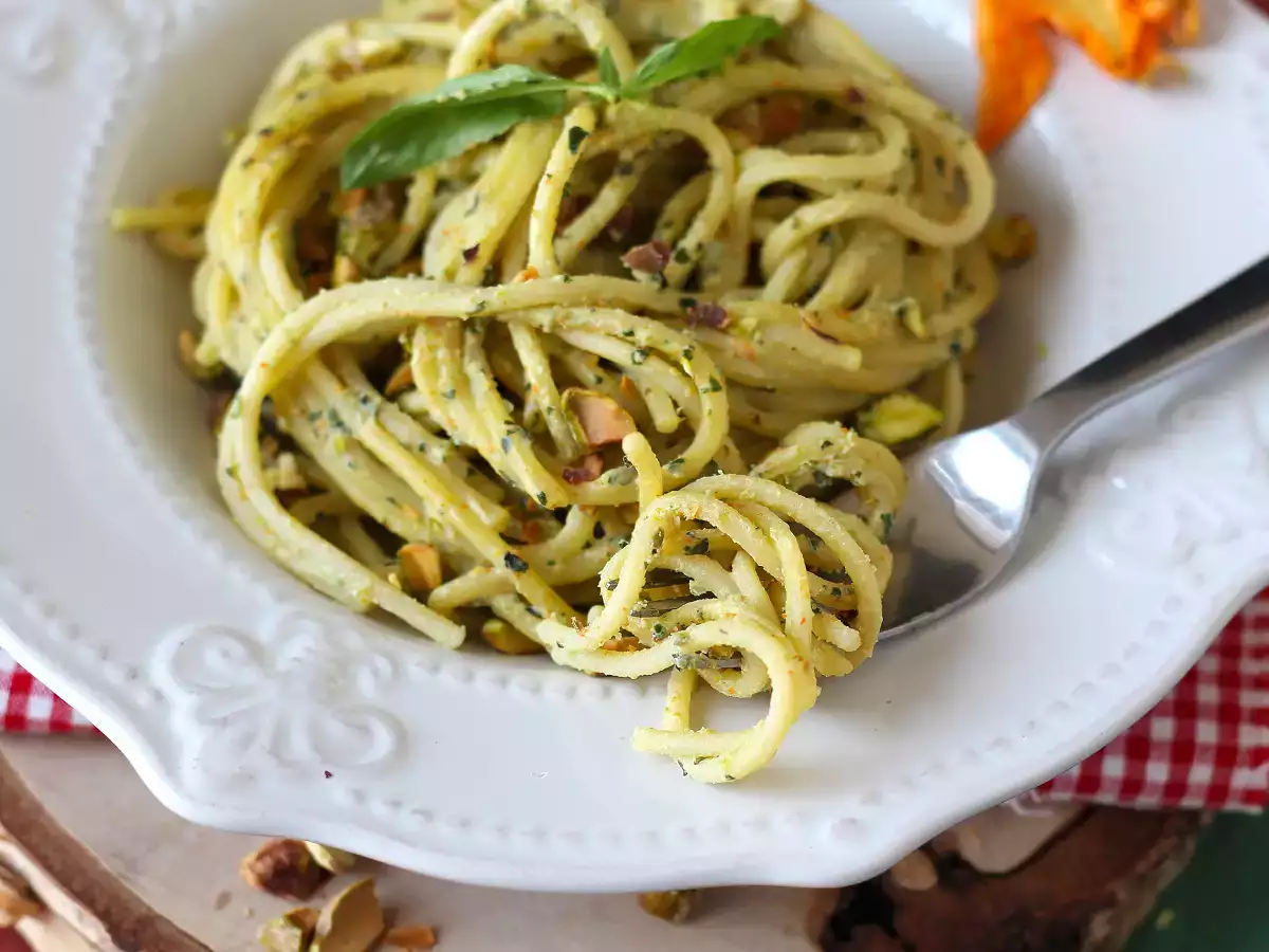 Pasta dengan bunga cukini, ricotta, dan pistachio - foto 3