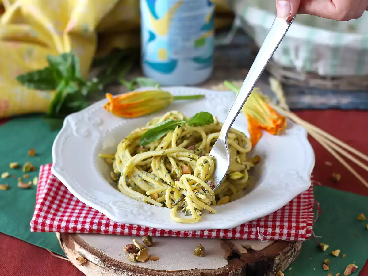 Pasta dengan bunga cukini, ricotta, dan pistachio - foto 4