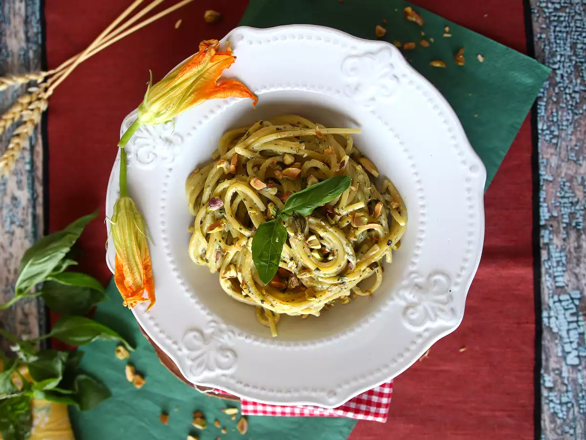 Pasta dengan bunga cukini, ricotta, dan pistachio - foto 5