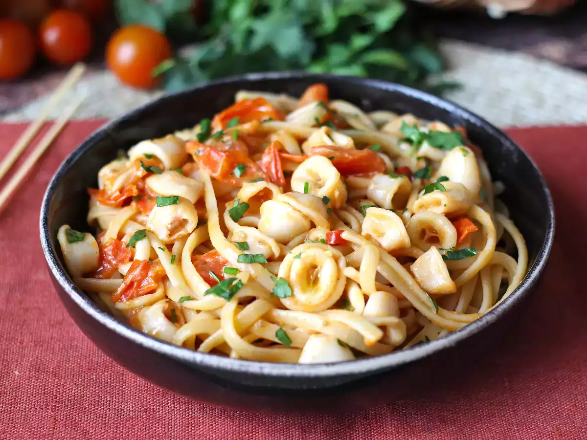 Pasta dengan cumi-cumi beku dan tomat ceri: resep sederhana dan lezat - foto 4