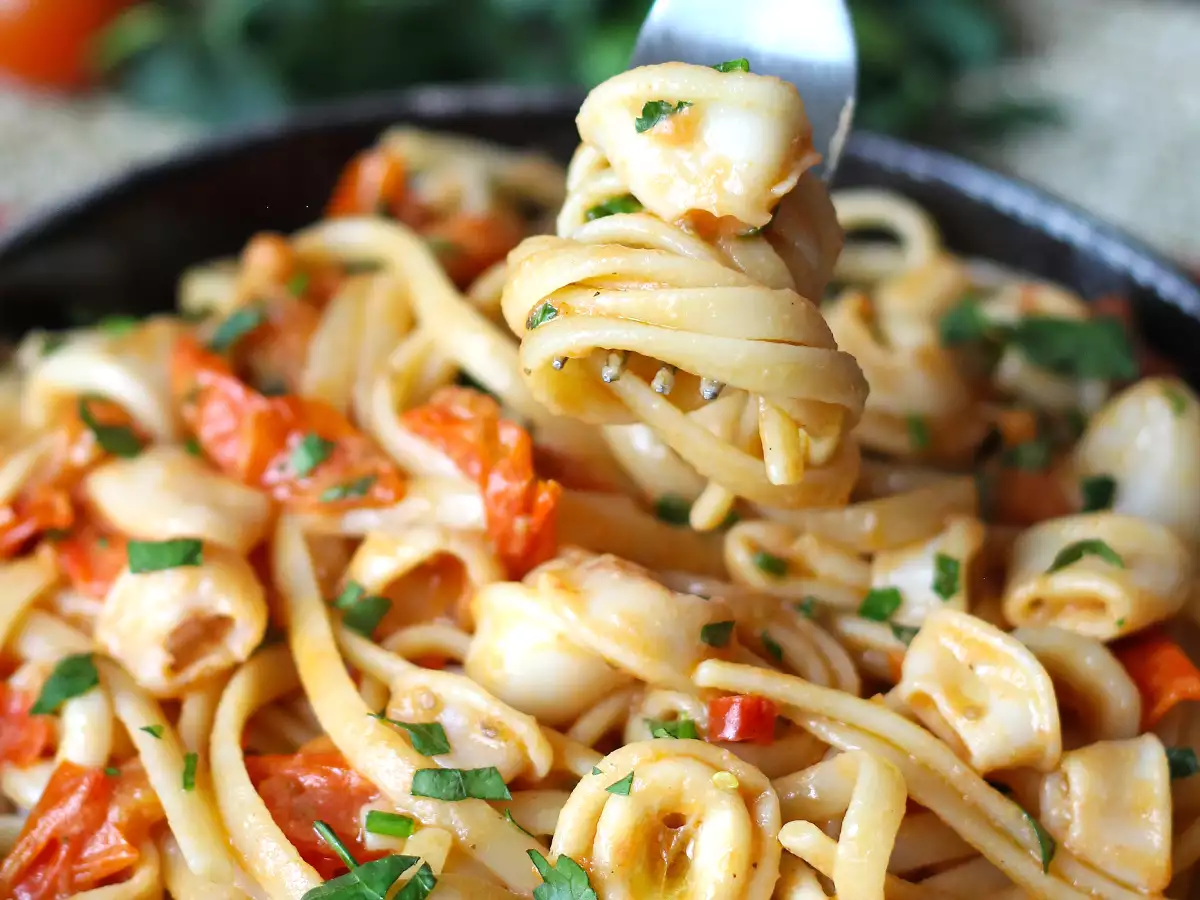 Pasta dengan cumi-cumi beku dan tomat ceri: resep sederhana dan lezat - foto 6