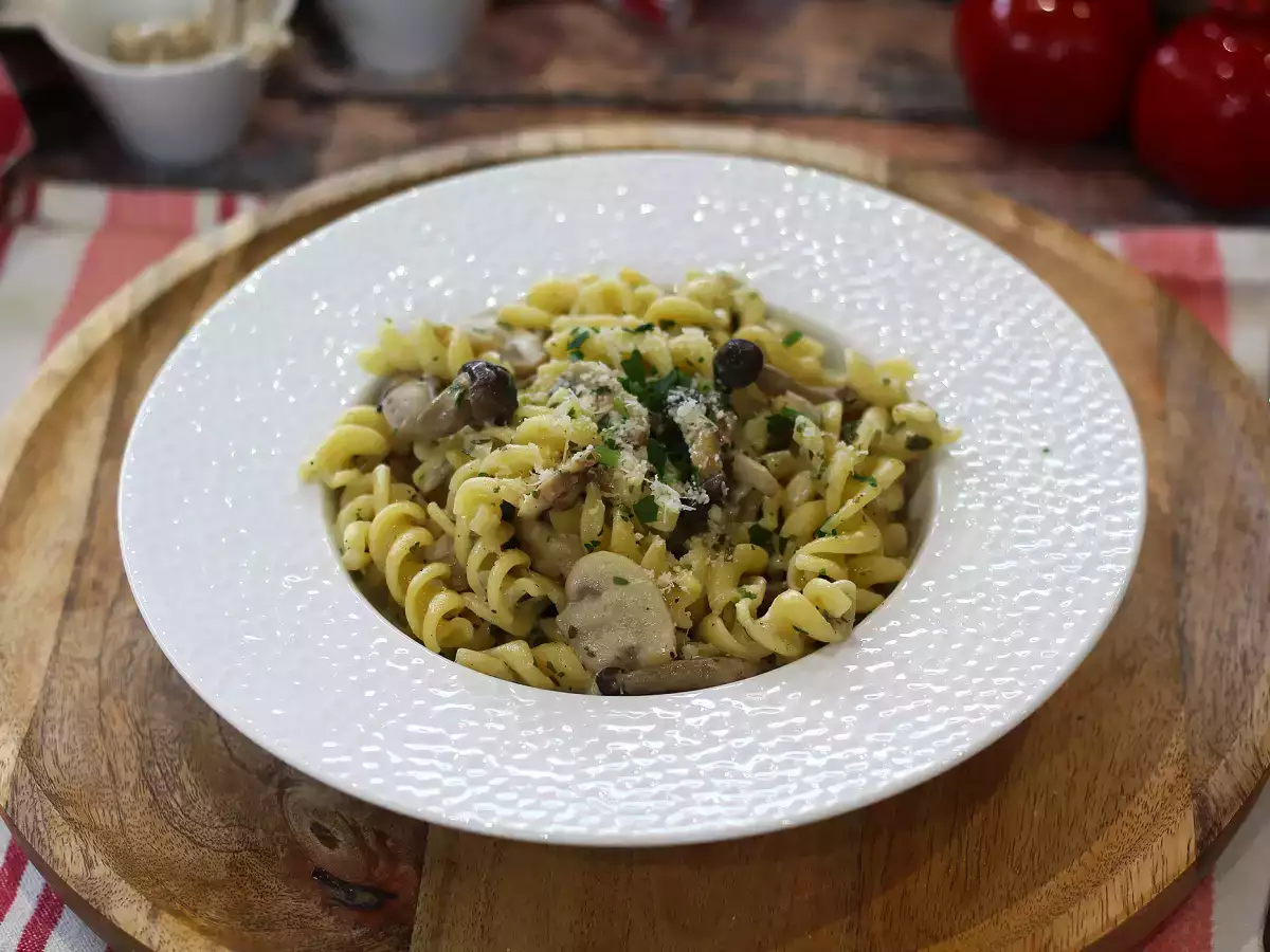 Pasta dengan jamur shimeji dan jamur cokelat, saus krim