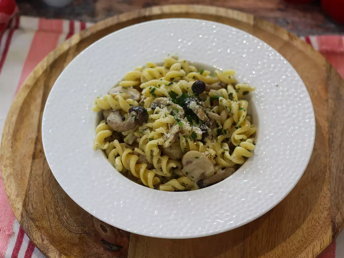 Pasta dengan jamur shimeji dan jamur cokelat, saus krim - foto 2
