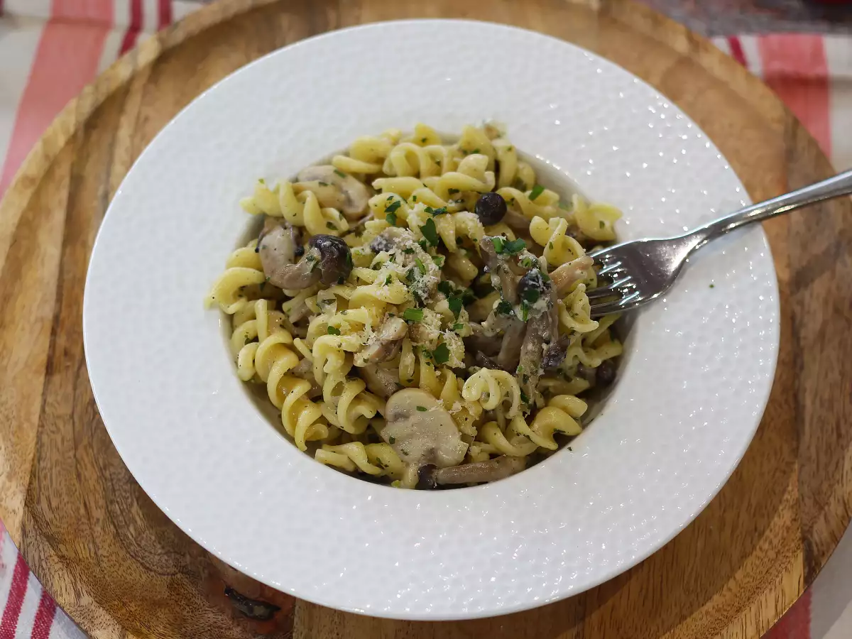 Pasta dengan jamur shimeji dan jamur cokelat, saus krim - foto 4