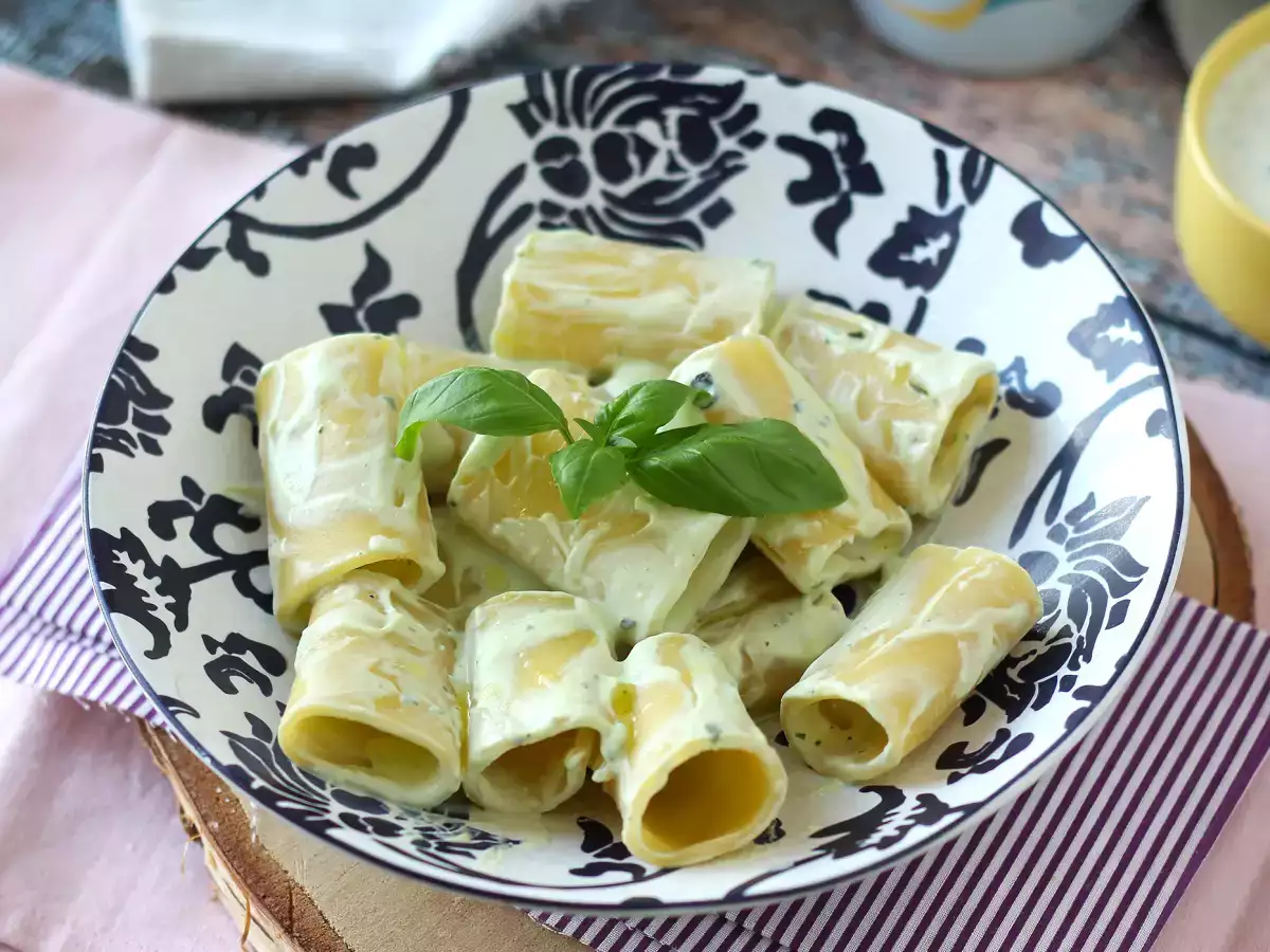 Pasta dengan krim ricotta dan kemangi