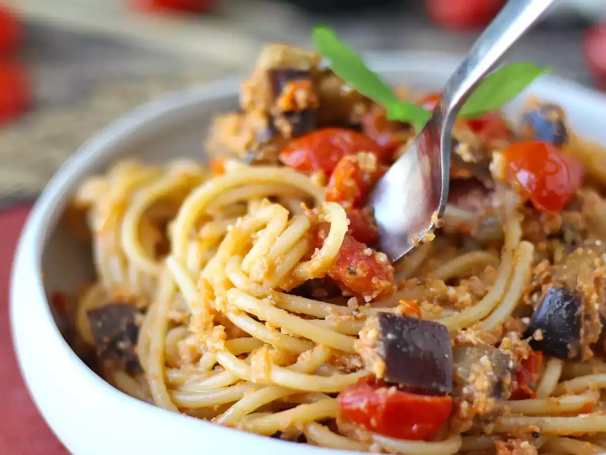 Pasta dengan krim terong dan tomat ceri: resep sederhana dan lezat - foto 2
