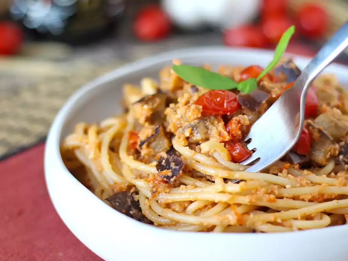 Pasta dengan krim terong dan tomat ceri: resep sederhana dan lezat - foto 3