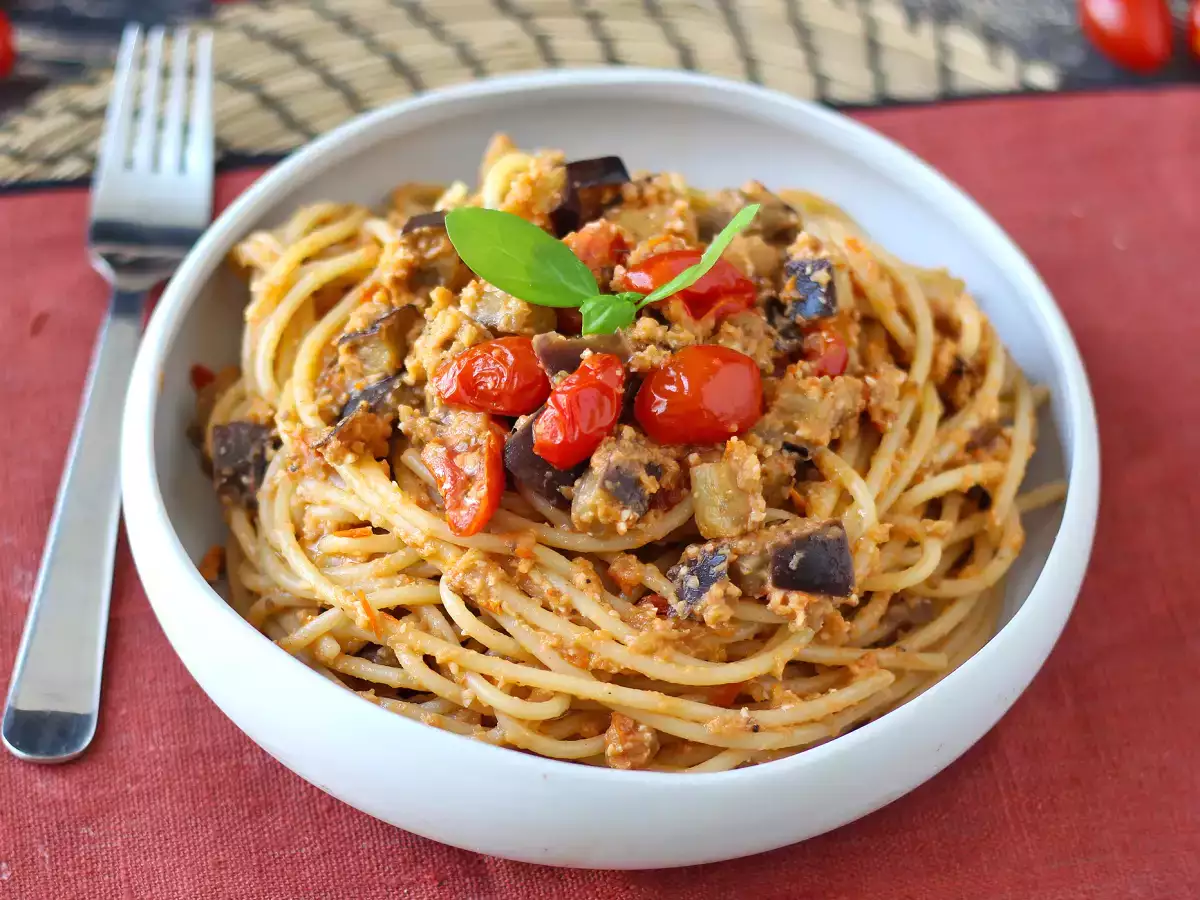 Pasta dengan krim terong dan tomat ceri: resep sederhana dan lezat - foto 4