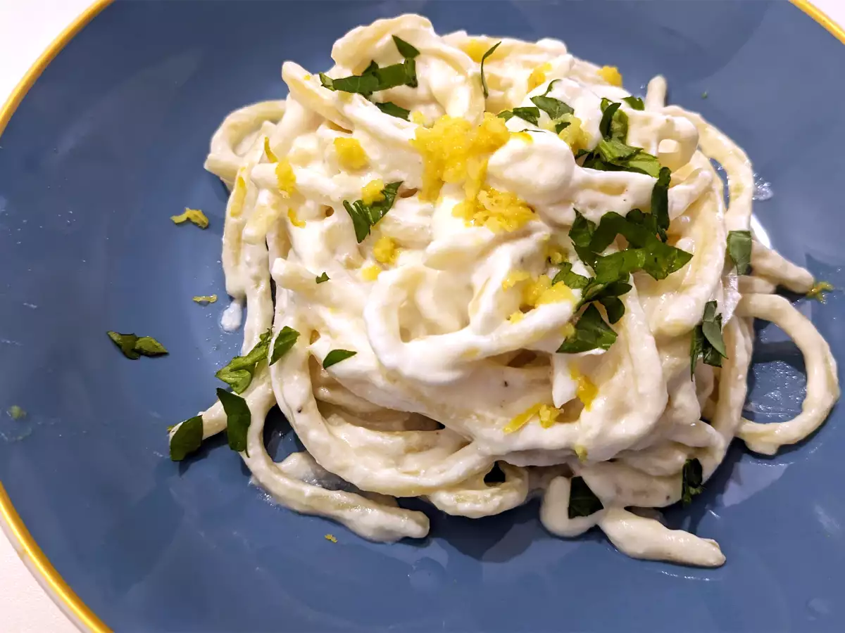 Pasta dengan ricotta dan lemon, hidangan pertama yang lembut dan sangat mudah disiapkan!