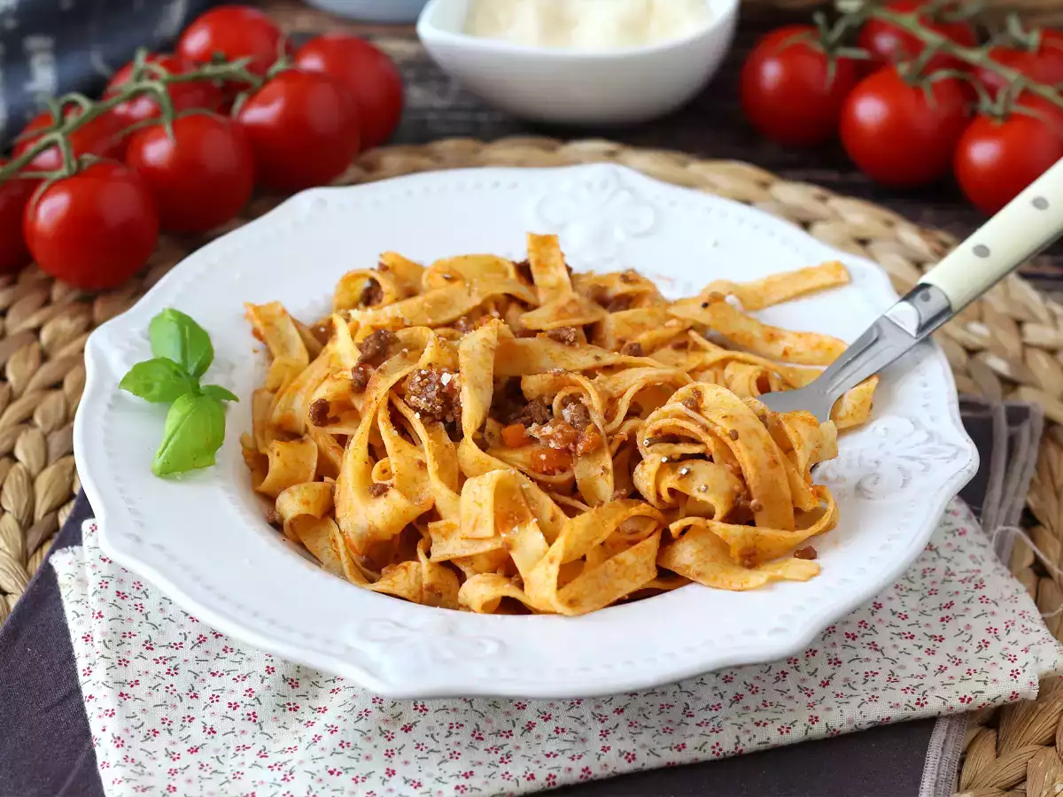 Pasta dengan saus bolognese - tagliatelle al ragù alla bolognese - foto 2