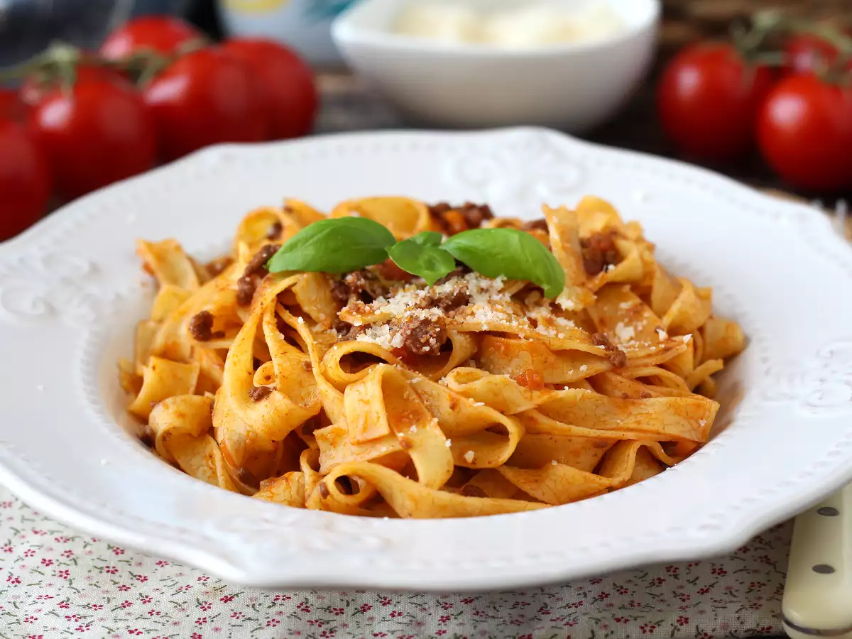 Pasta dengan saus bolognese - tagliatelle al ragù alla bolognese - foto 3