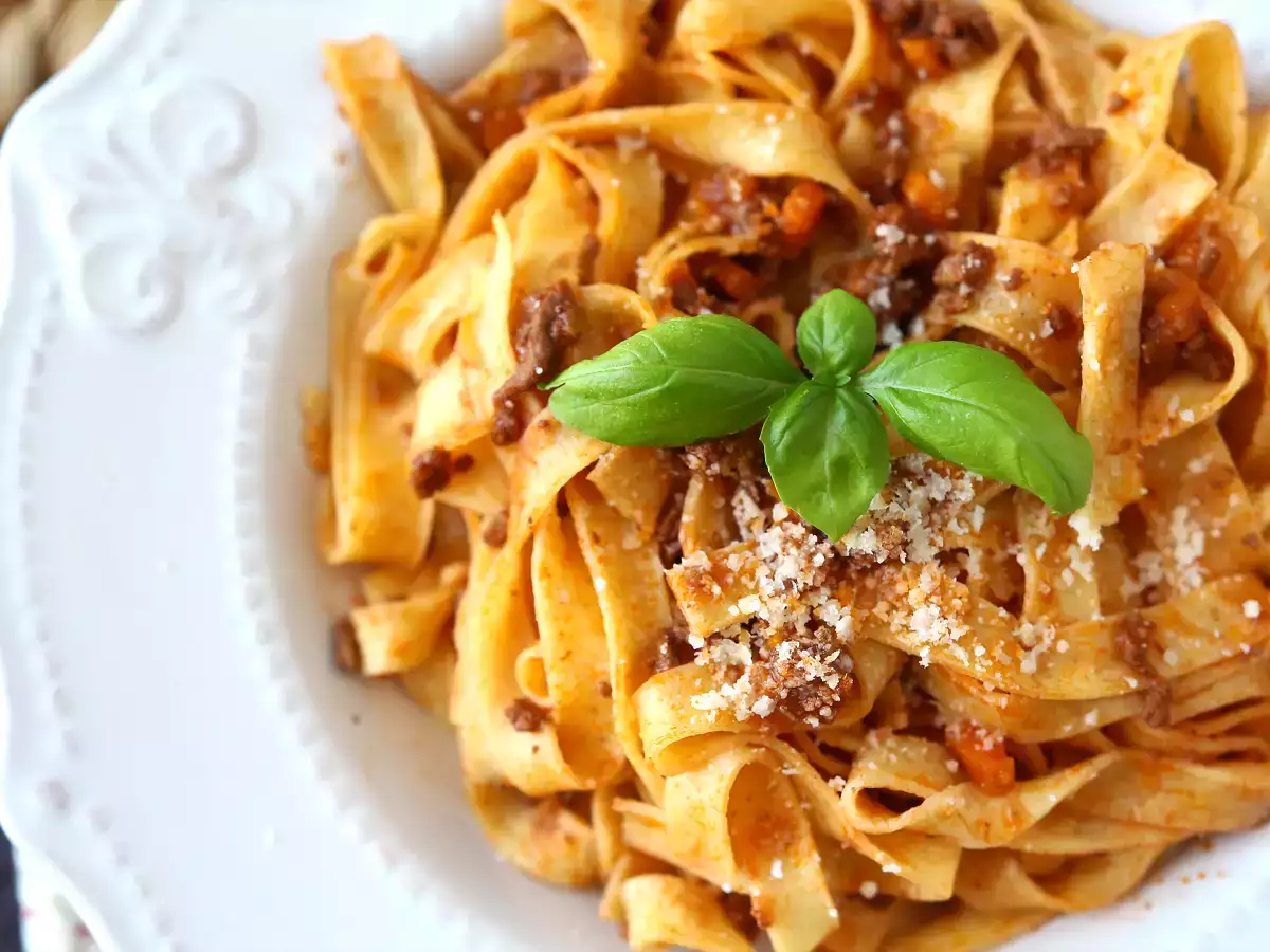 Pasta dengan saus bolognese - tagliatelle al ragù alla bolognese - foto 4