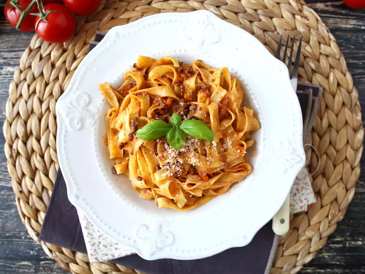 Pasta dengan saus bolognese - tagliatelle al ragù alla bolognese - foto 5