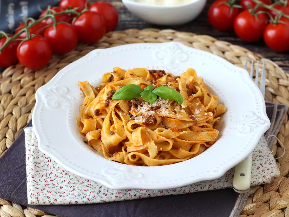 Pasta dengan saus bolognese - tagliatelle al ragù alla bolognese - foto 6