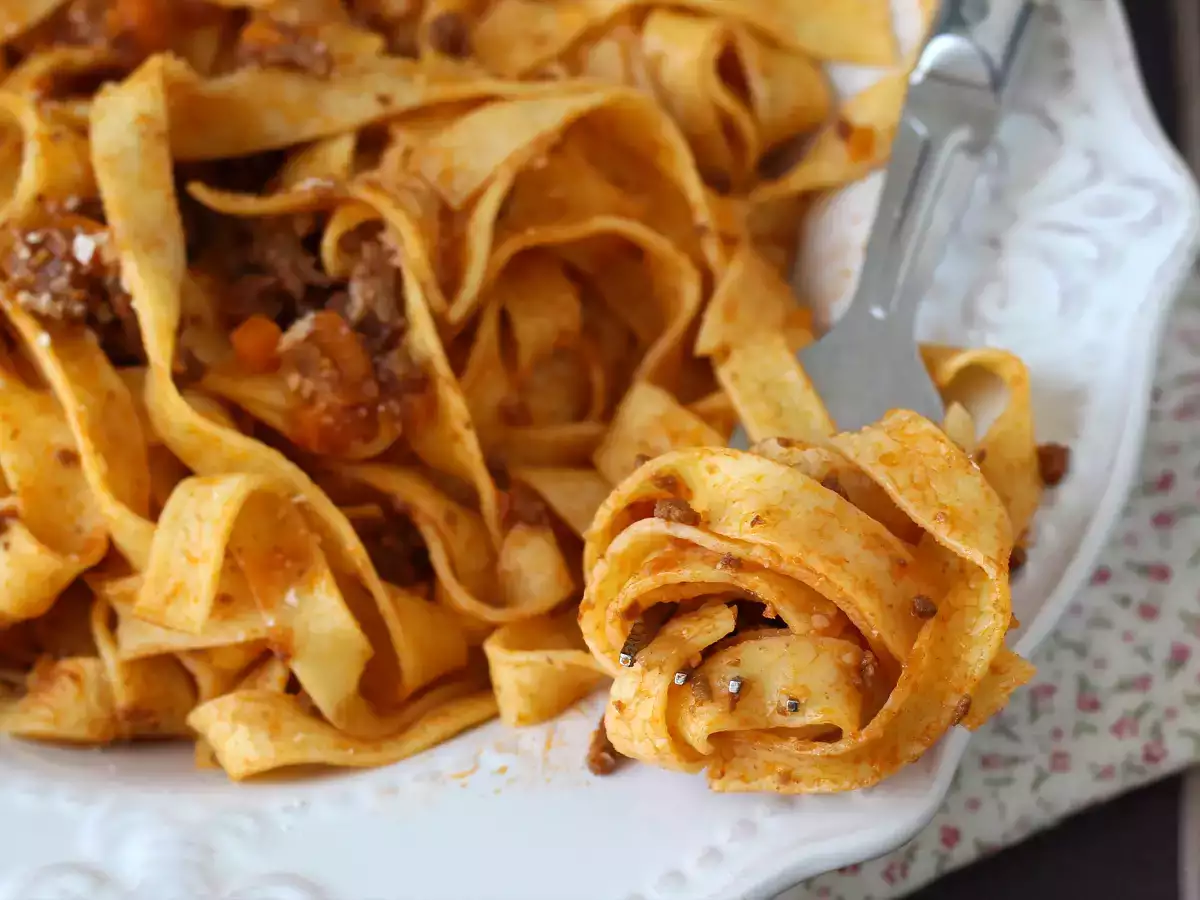 Pasta dengan saus bolognese - tagliatelle al ragù alla bolognese - foto 7