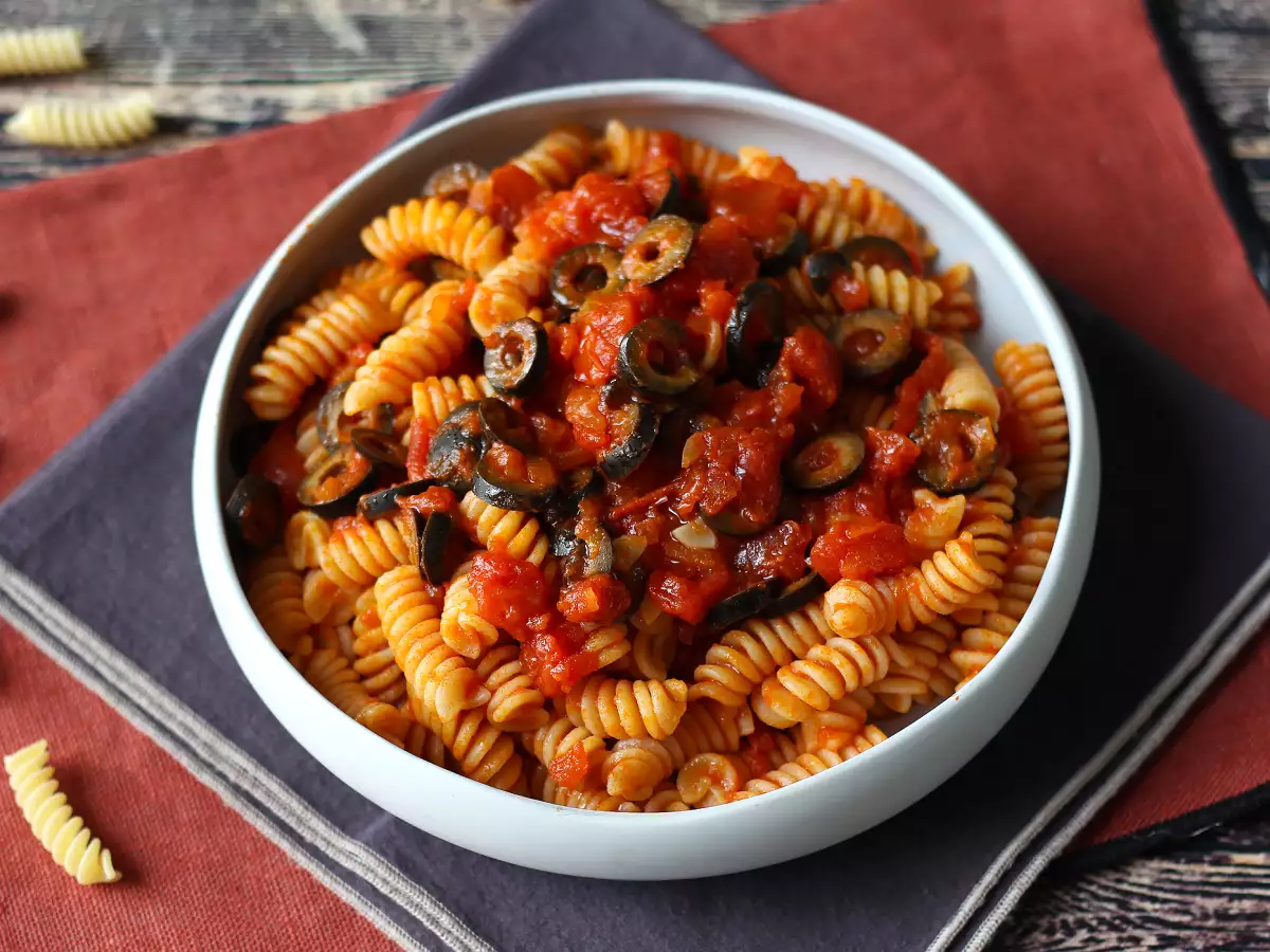 Pasta dengan saus zaitun: murah, lezat, dan mudah dibuat! - foto 3