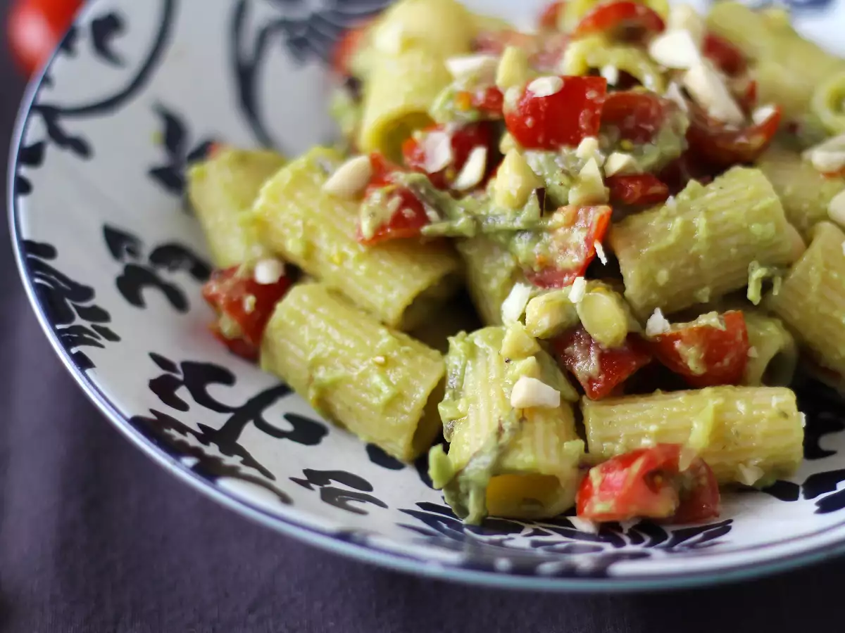 Pasta dingin dengan krim alpukat, almond, dan tomat ceri: vegetarian dan sangat lezat! - foto 5