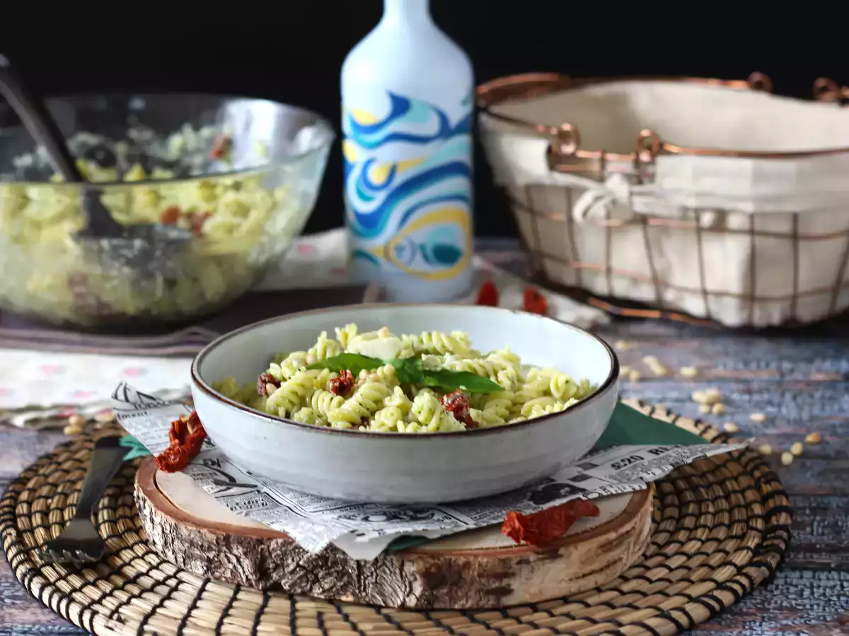 Pasta dingin dengan pesto cukini, mozzarella kerbau, dan tomat yang dijemur - foto 3