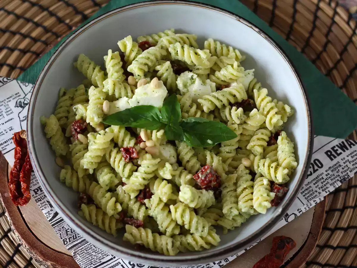 Pasta dingin dengan pesto cukini, mozzarella kerbau, dan tomat yang dijemur - foto 4