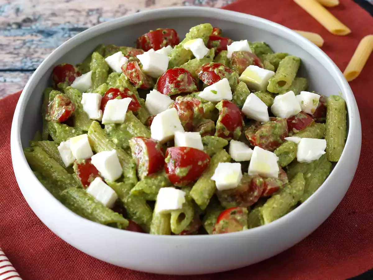 Pasta dingin dengan pesto roket, tomat ceri, dan mozzarella: resep musim panas yang segar dan cepat - foto 2