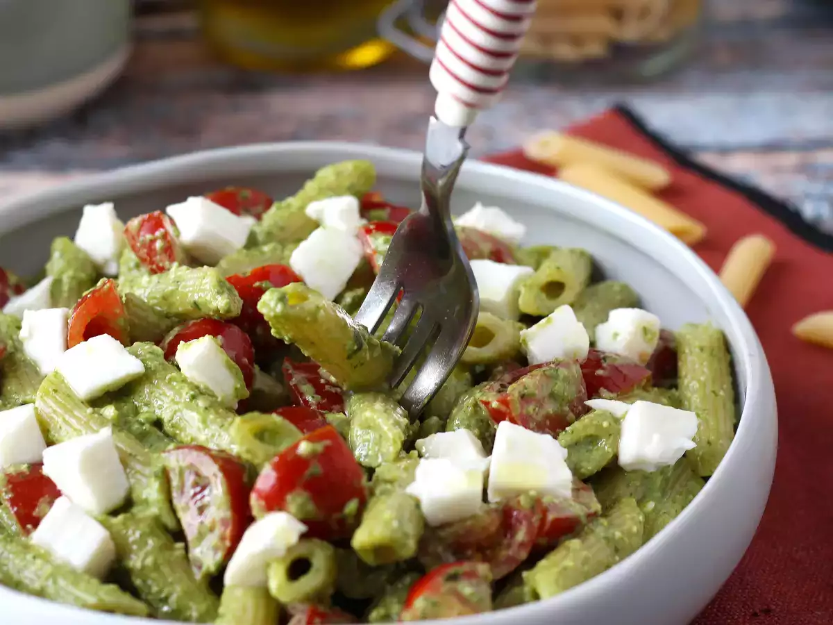 Pasta dingin dengan pesto roket, tomat ceri, dan mozzarella: resep musim panas yang segar dan cepat - foto 3