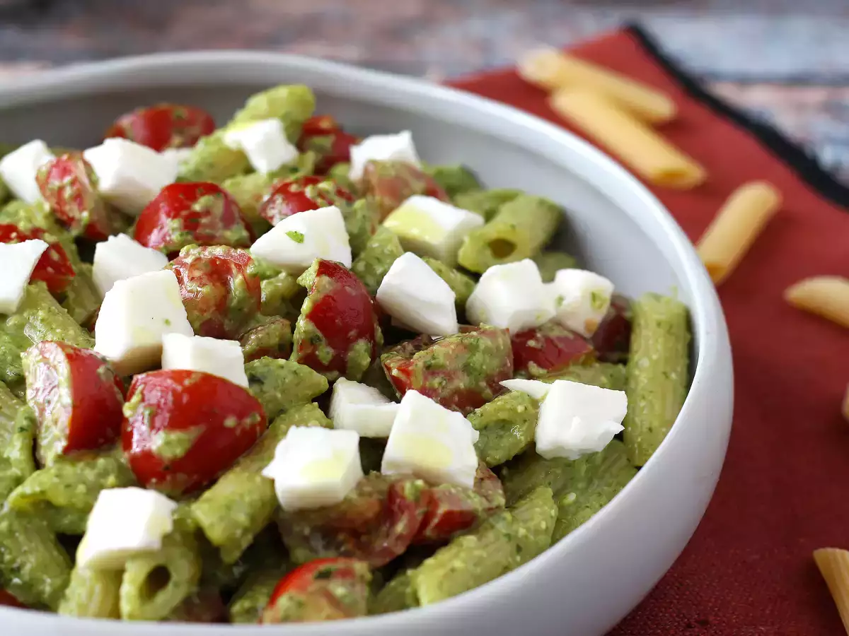 Pasta dingin dengan pesto roket, tomat ceri, dan mozzarella: resep musim panas yang segar dan cepat - foto 4