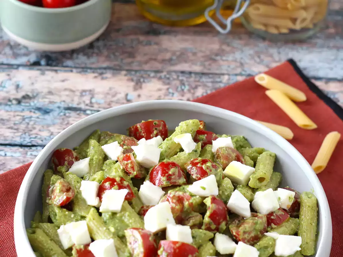 Pasta dingin dengan pesto roket, tomat ceri, dan mozzarella: resep musim panas yang segar dan cepat - foto 5