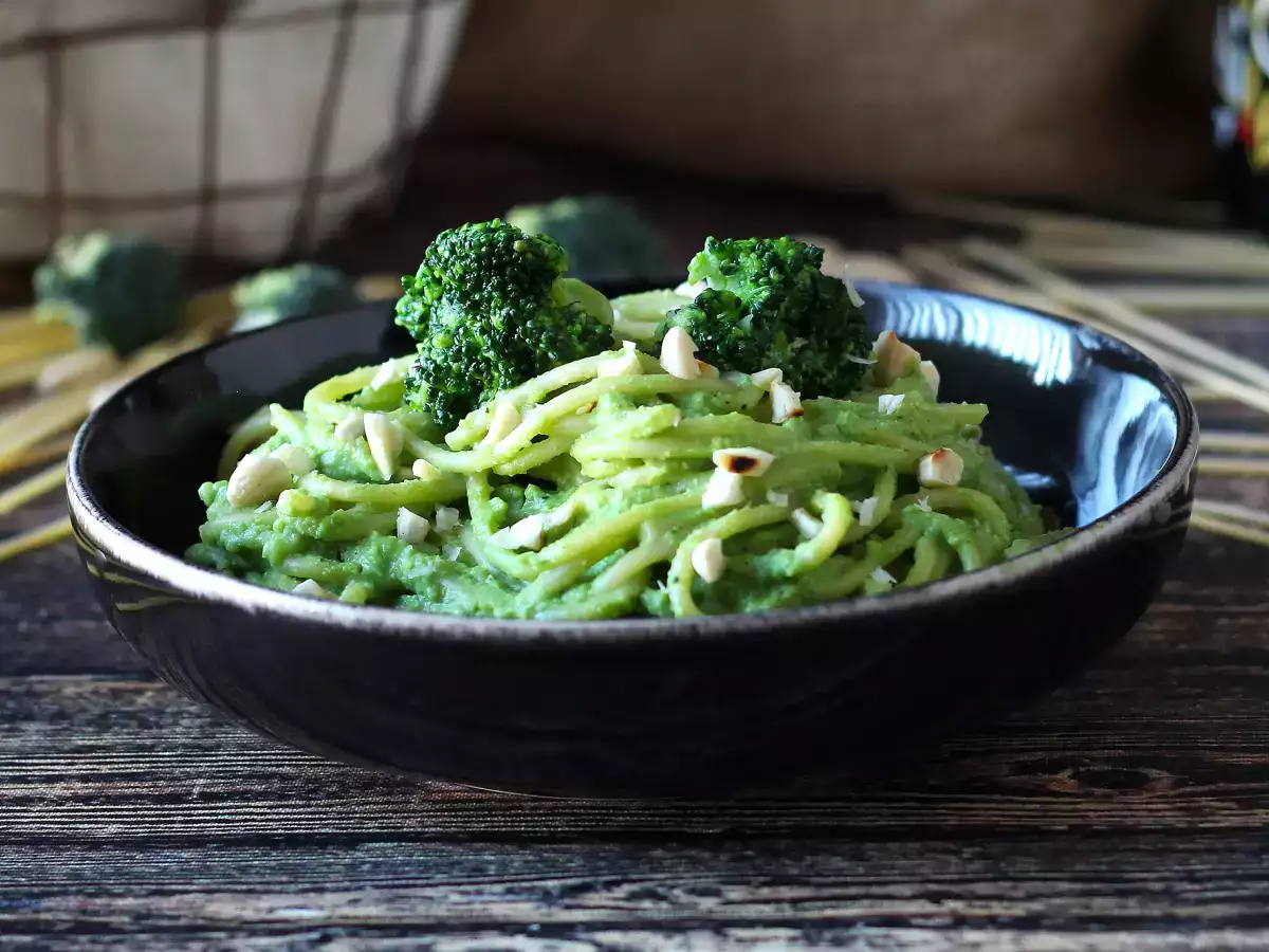 Pasta krim dengan brokoli dan almond: hidangan yang mudah disiapkan dan lezat - foto 2