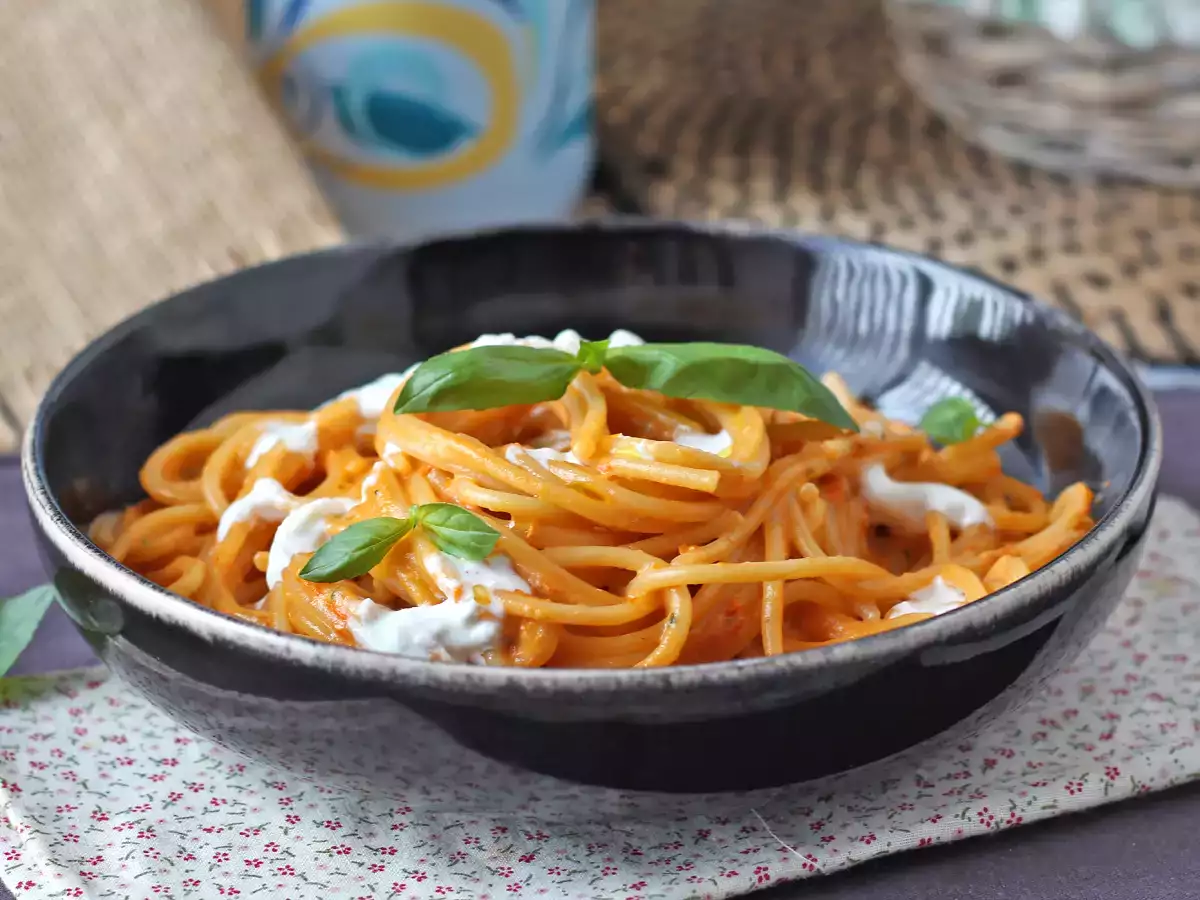 Pasta krim dengan burrata dan tomat ceri - foto 3