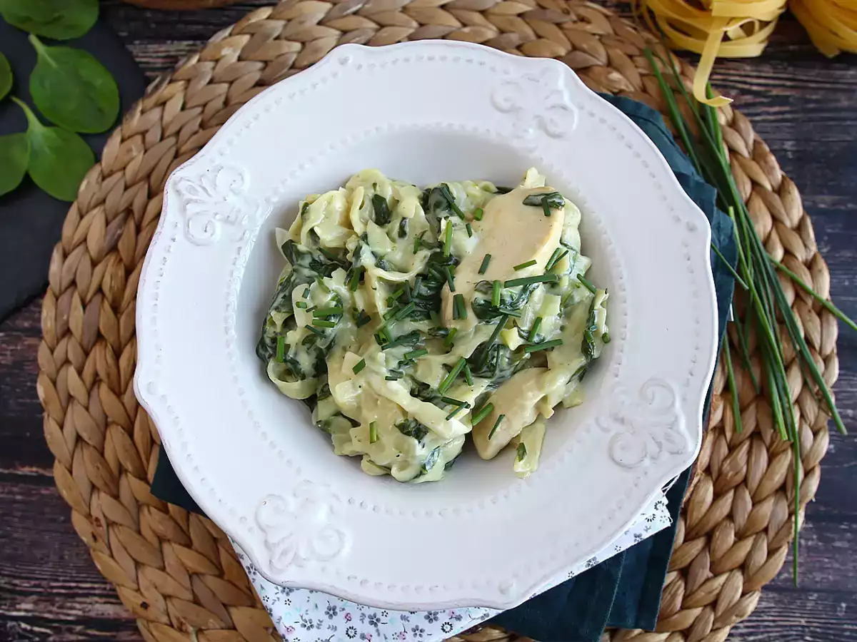 Pasta one-pot bayam, keju kambing, dan ayam - foto 3