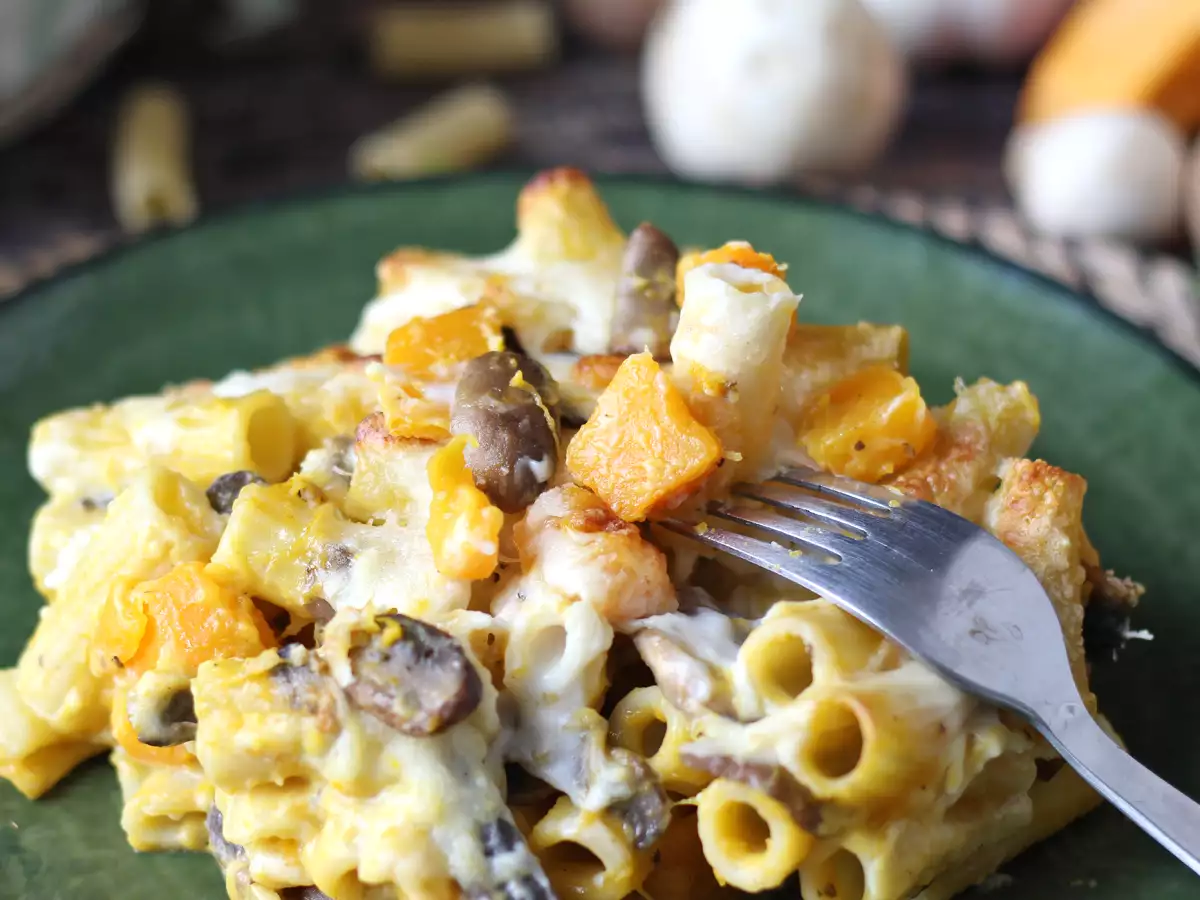 Pasta panggang dengan labu, jamur, dan saus bechamel - foto 2