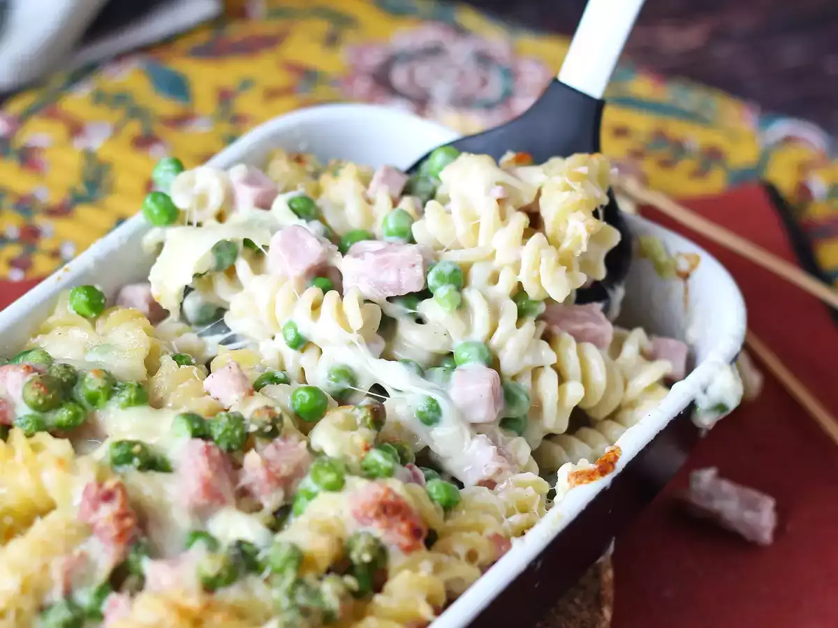 Pasta Panggang Krim dengan Kacang Polong dan Ham - foto 2