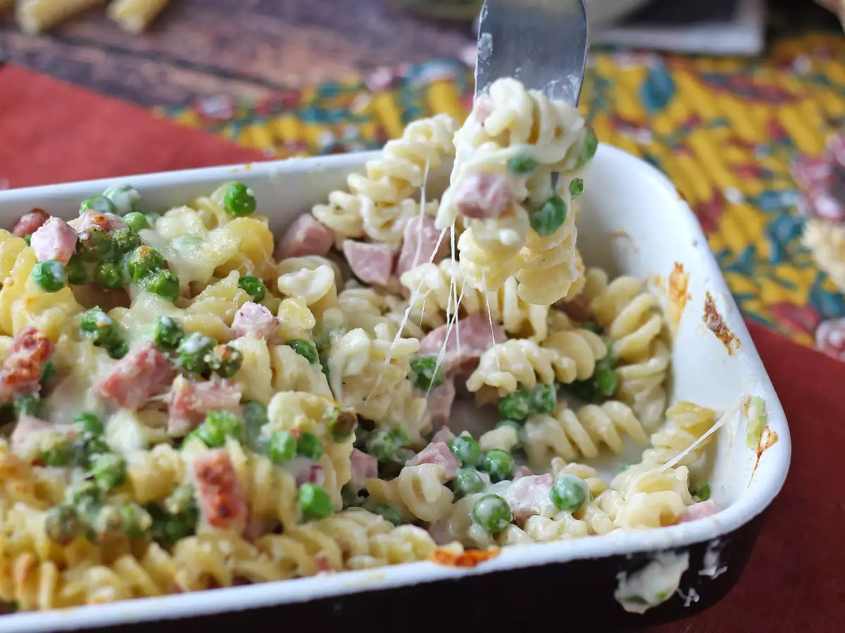 Pasta Panggang Krim dengan Kacang Polong dan Ham - foto 4