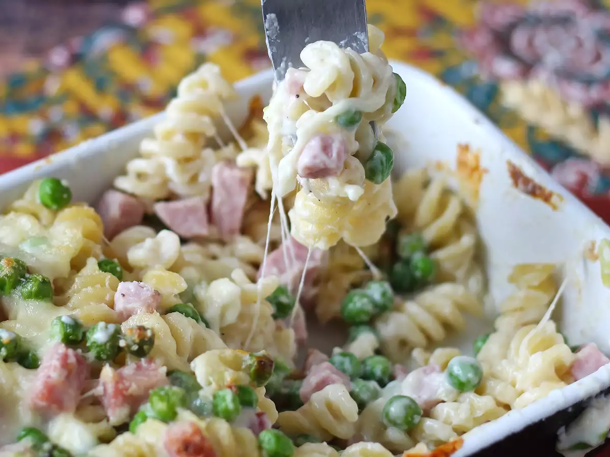 Pasta Panggang Krim dengan Kacang Polong dan Ham - foto 5