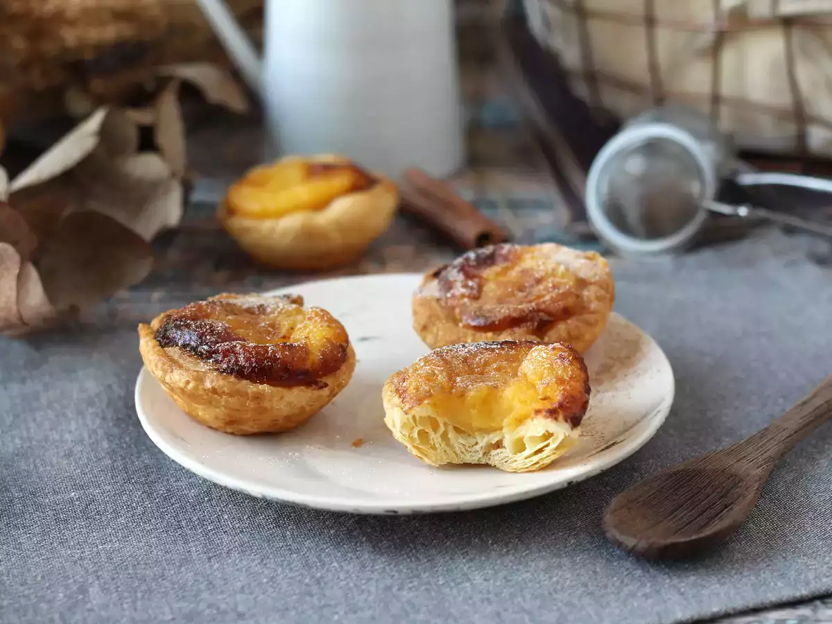 Pastéis de nata dalam penggorengan udara. Resep cepat dan mudah untuk kudapan manis tradisional Portugis. - foto 2