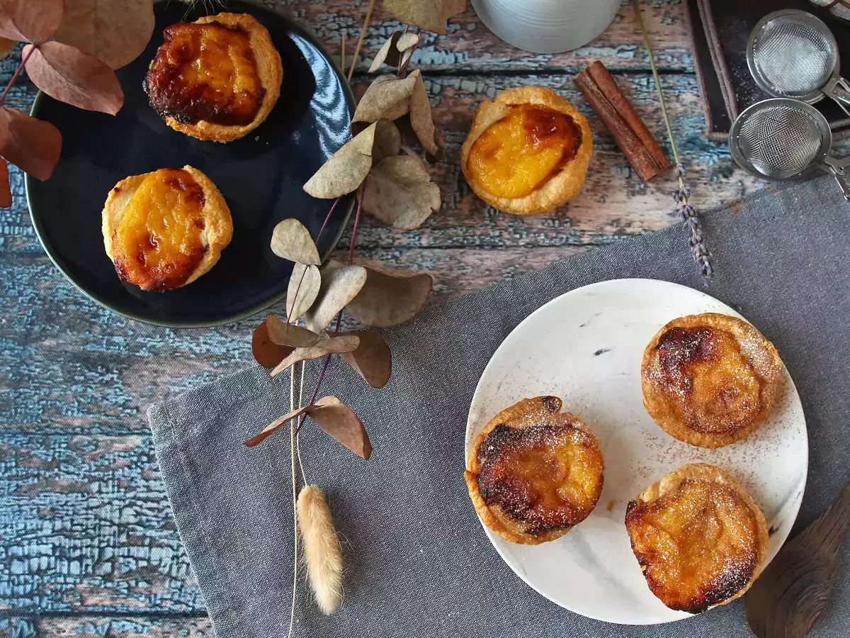 Pastéis de nata dalam penggorengan udara. Resep cepat dan mudah untuk kudapan manis tradisional Portugis. - foto 4