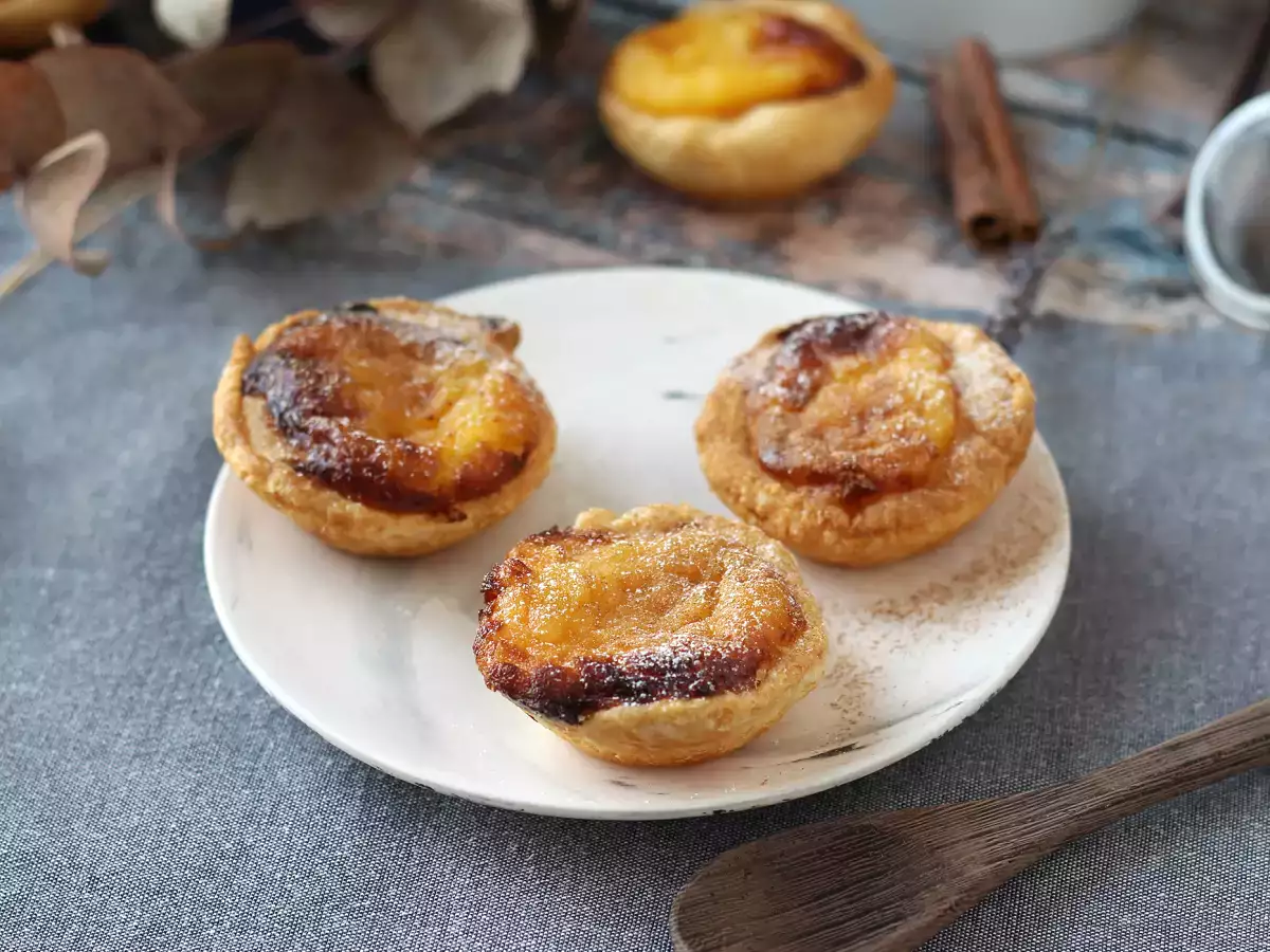 Pastéis de nata dalam penggorengan udara. Resep cepat dan mudah untuk kudapan manis tradisional Portugis. - foto 5