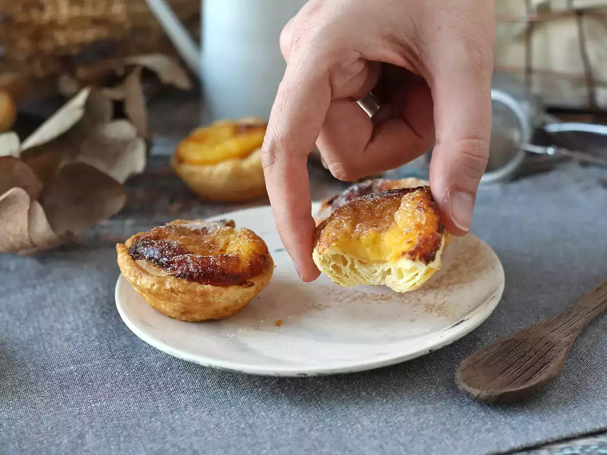 Pastéis de nata dalam penggorengan udara. Resep cepat dan mudah untuk kudapan manis tradisional Portugis. - foto 7