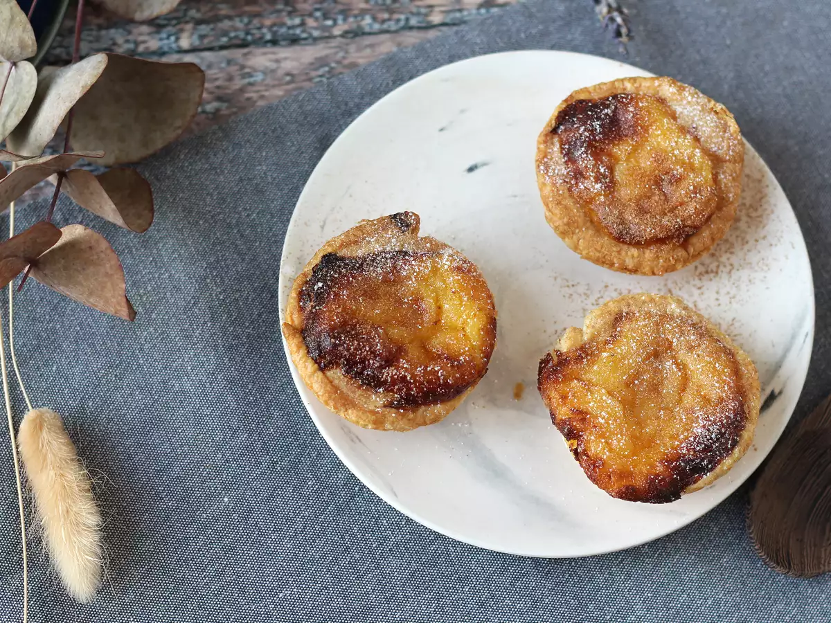 Pastéis de nata dalam penggorengan udara. Resep cepat dan mudah untuk kudapan manis tradisional Portugis. - foto 8