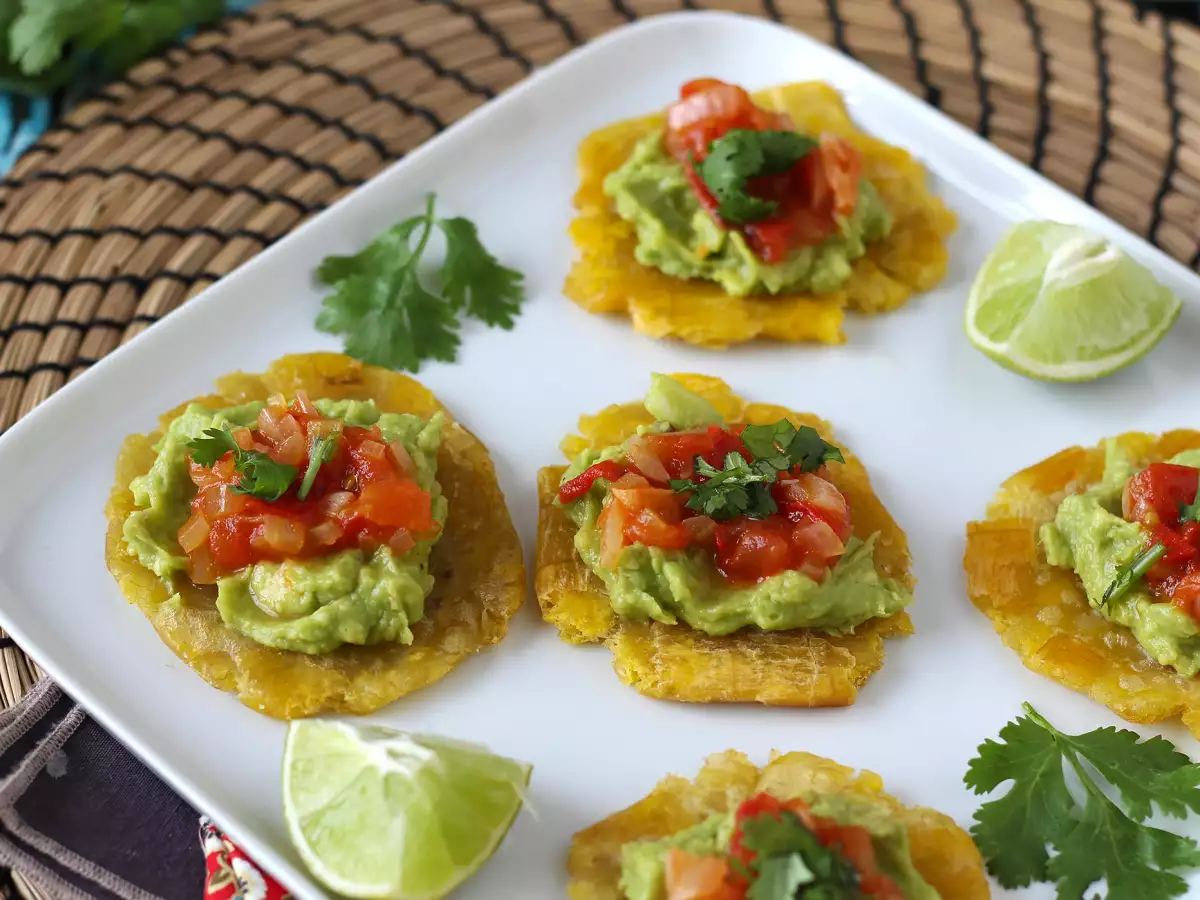 Patacones, roti panggang pisang raja Kolombia dengan guacamole dan tomat - foto 5