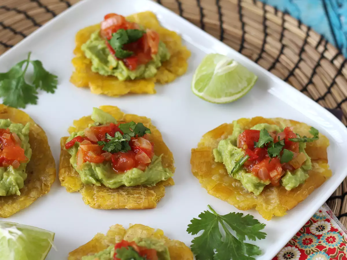 Patacones, roti pisang raja khas Kolombia dengan guacamole dan tomat